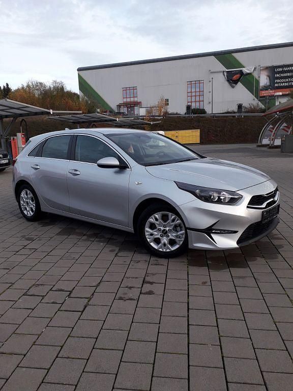 Silber Gebraucht 2025 Kia Ceed Vision Limousine | 19.498 € (Guter Preis) - Bild 1/4