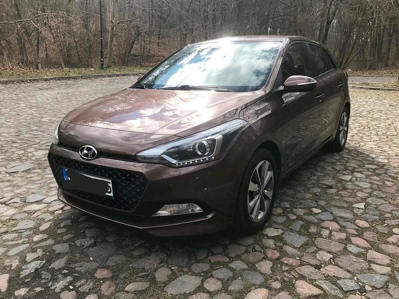 Gebraucht Hyundai i20 84 PS (61 kW) 2015 Braun Kleinwagen