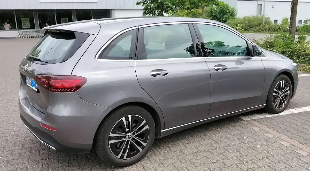 Gebraucht Mercedes B200 Advanced 163 PS (119 kW) 2024 Grau Kleinwagen