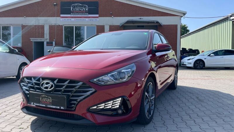 Rot Gebraucht 2022 Hyundai i30 Trend Limousine | 13.999 € (Superpreis) - Bild 1/4