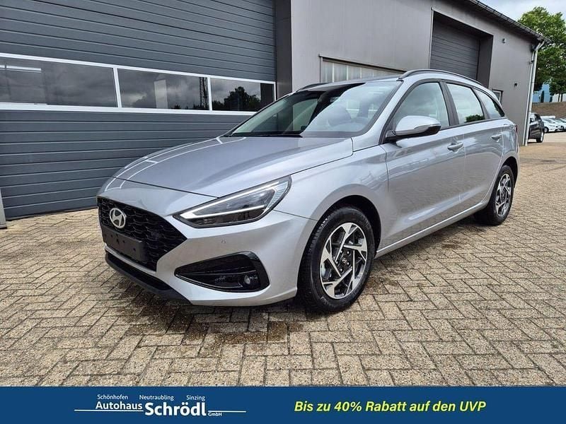Shimmering silver metallic Neu 2025 Hyundai i30 Kombi | 23.490 € (Guter Preis) - Bild 1/4