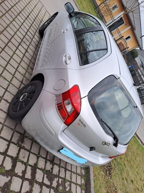 Grau Gebraucht 2010 Toyota Yaris Sol Limousine | 3.900 € (Guter Preis) - Bild 1/4