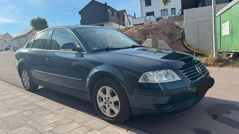 Blau Gebraucht 2004 VW Passat Basis Limousine | 1.999 € (Fairer Preis) - Bild 1/4