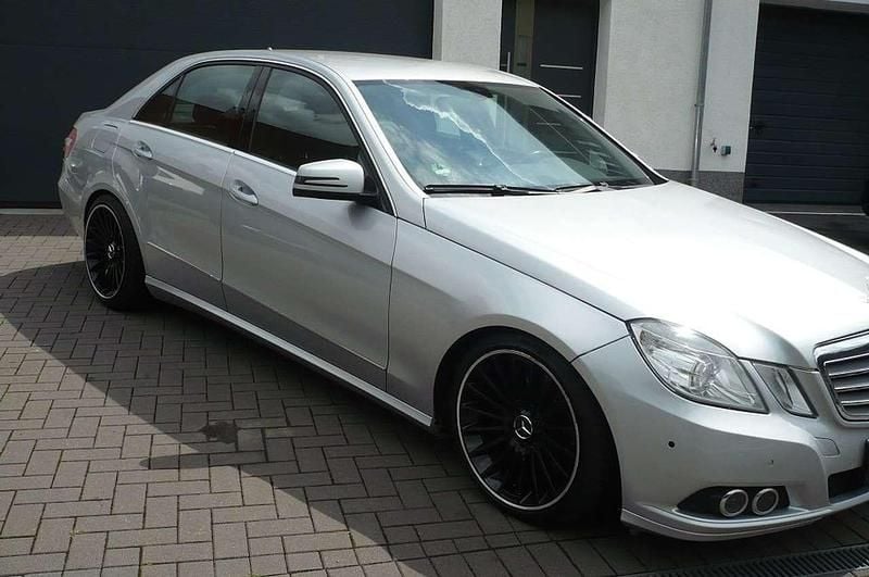 Używany Mercedes E250 Elegance 204 KM (150 kW) 2009 Srebrny Sedan/Limuzyna