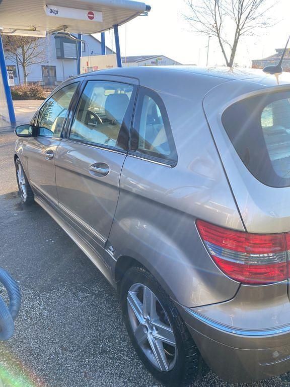 Gebraucht Mercedes B200 140 PS (102 kW) 2005 Gold Van / Kleinbus