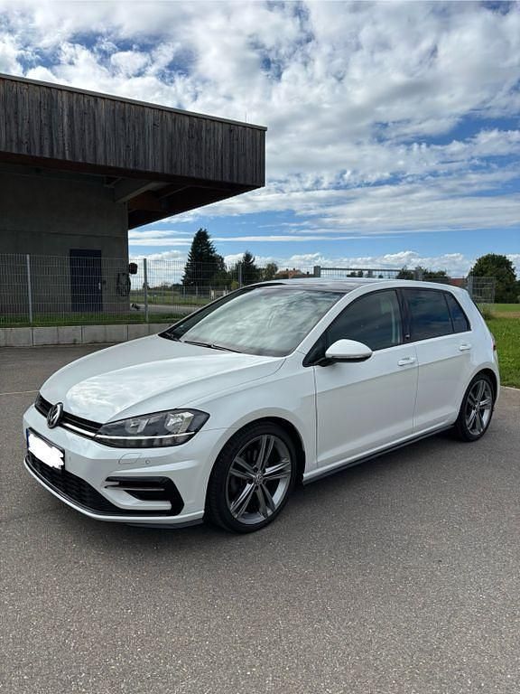 Weiß Gebraucht 2018 VW Golf VII Sound Limousine | 16.290 € (Fairer Preis) - Bild 1/4