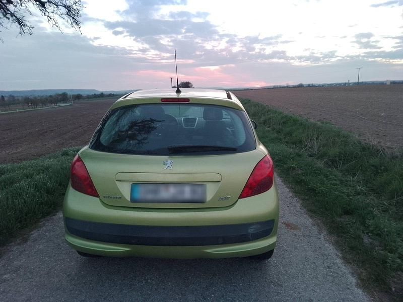 Gebraucht Peugeot 207 74 PS (54 kW) 2007 Grün Kleinwagen