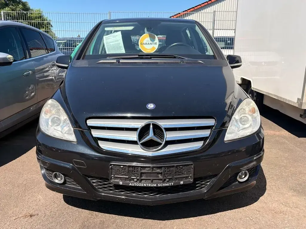 Gebraucht Mercedes B180 116 PS (85 kW) 2011 Kosmosschwarz  metalliclack Kleinwagen