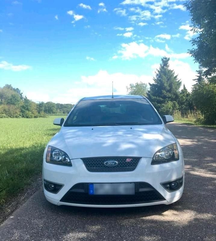 Weiß Gebraucht 2007 Ford Focus ST Coupé | 5.600 € (Fairer Preis) - Bild 1/4