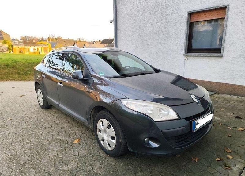 Grau Gebraucht 2010 Renault Mégane III Dynamique Limousine | 3.000 € (Etwas zu teuer) - Bild 1/4