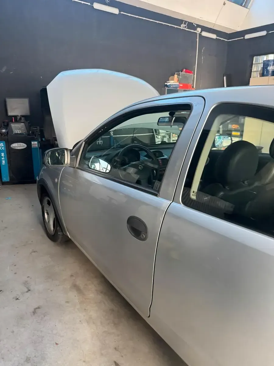 Używany Opel Corsa 75 KM (55 kW) 2002 Srebrny Hatchback