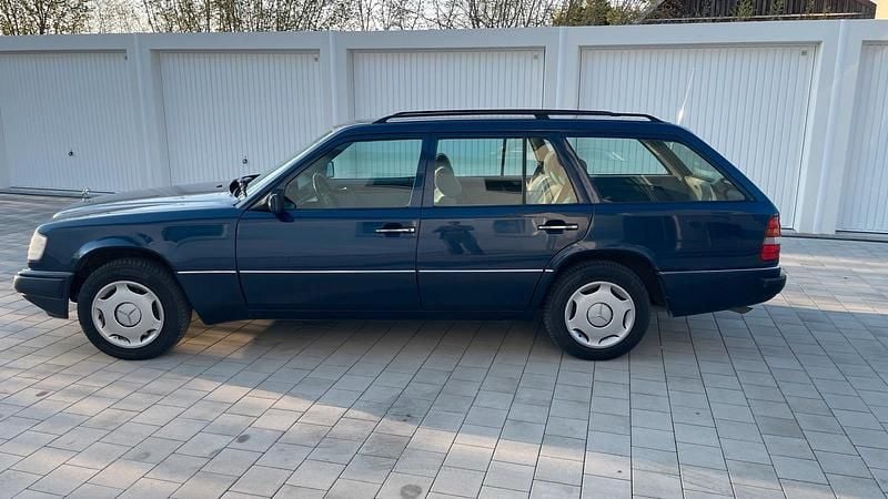 Brugt Mercedes E220 150 HK (110 kW) 1994 Blå Stationcar