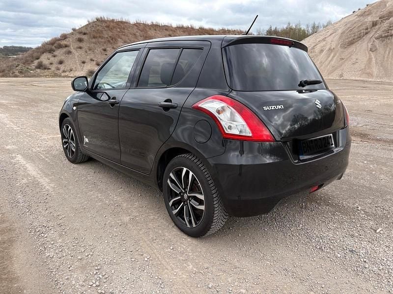Gebraucht Suzuki Swift X-TRA 94 PS (69 kW) 2015 Schwarz Kleinwagen