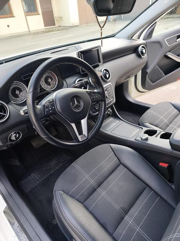 Gebraucht Mercedes A180 122 PS (89 kW) 2014 Weiß Limousine