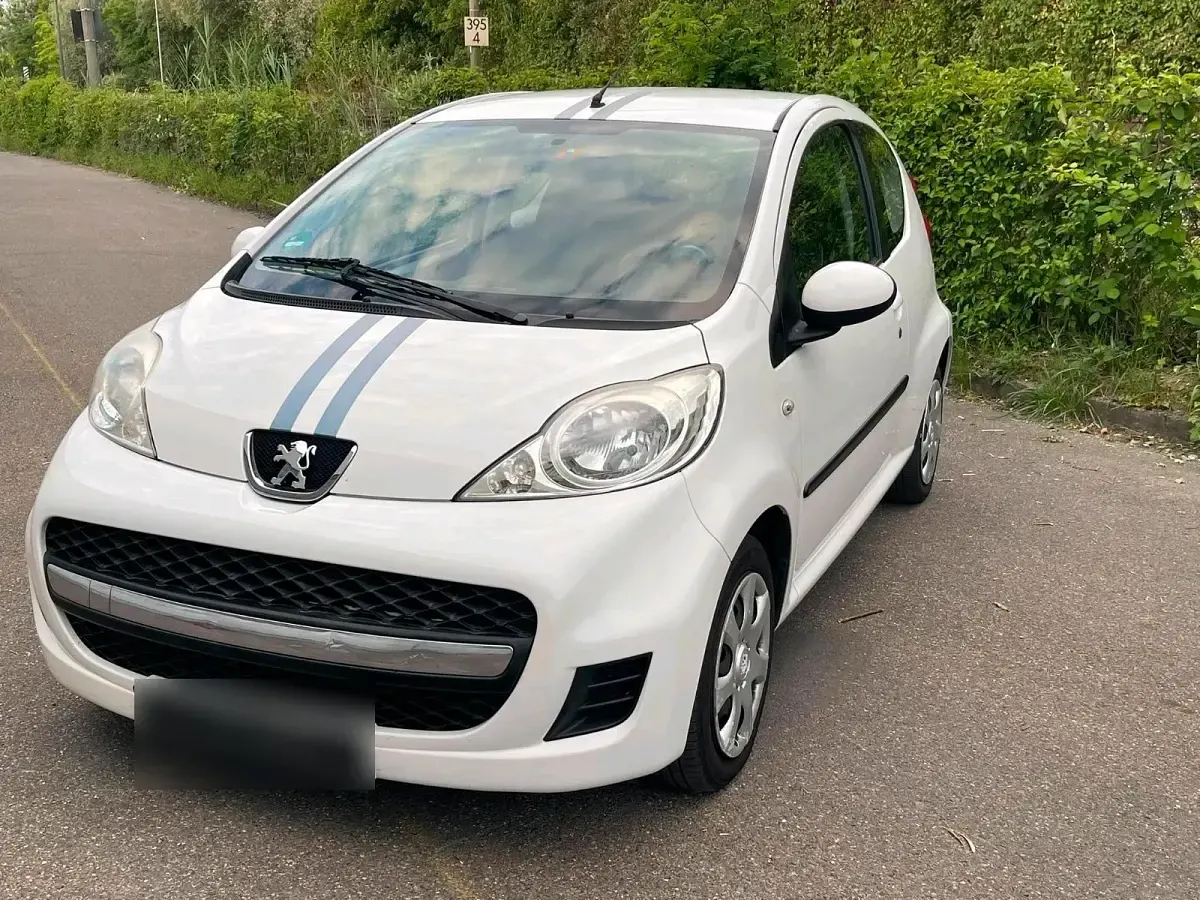 Gebraucht Peugeot 107 68 PS (50 kW) 2011 Weiß Kleinwagen