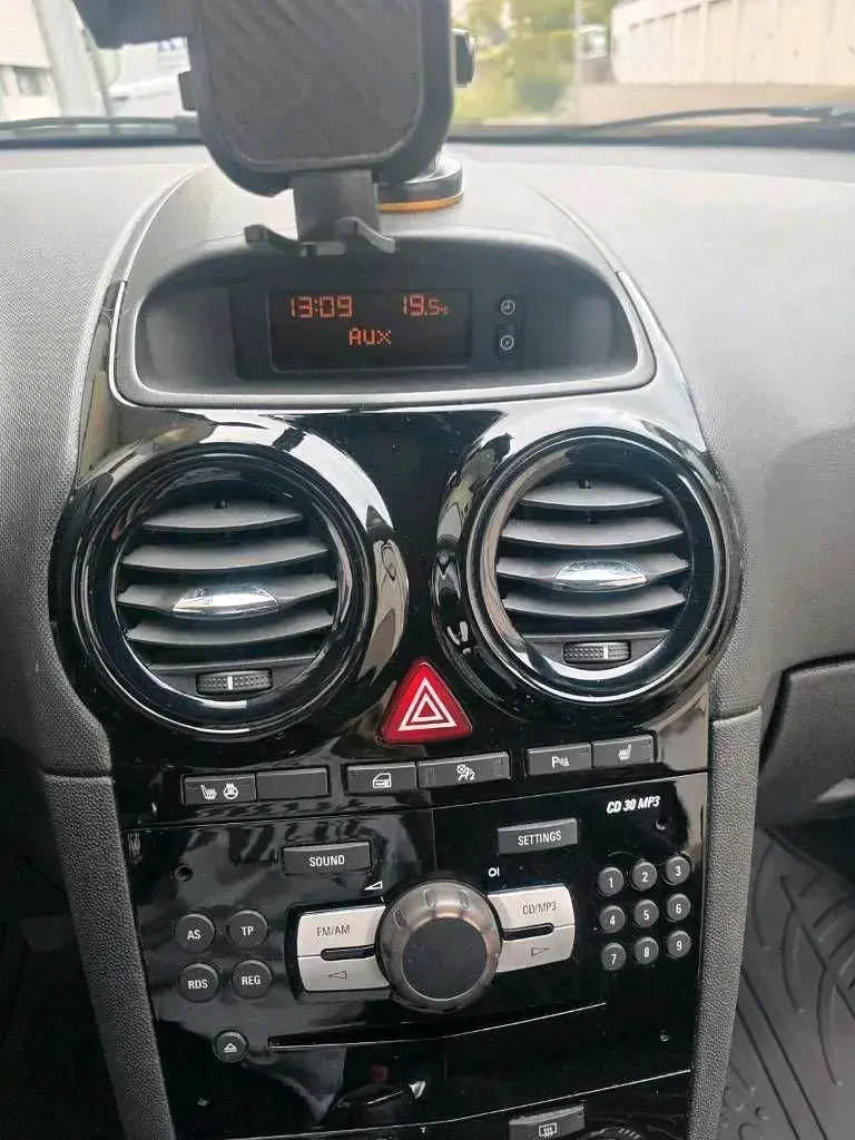 Używany Opel Corsa Edition 87 KM (63 kW) 2010 Czarny Hatchback