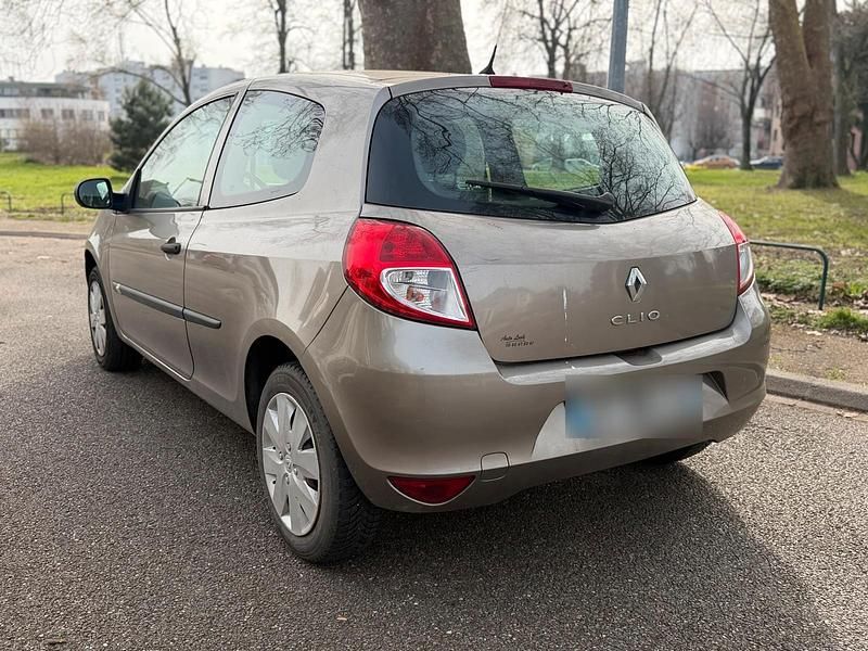 Gebraucht Renault Clio III 65 PS (47 kW) 2010 Gold Kleinwagen
