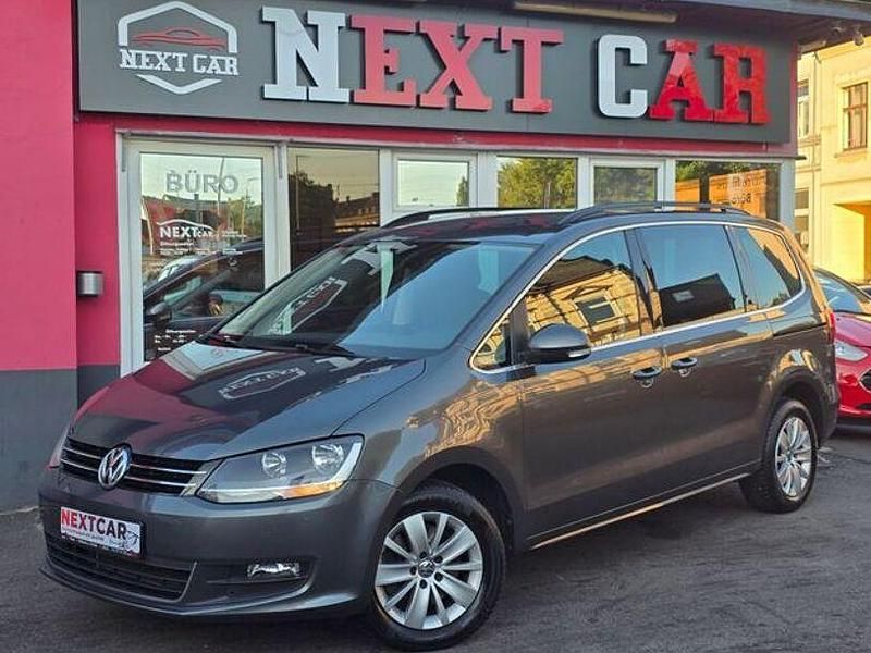 Silber Gebraucht 2017 VW Sharan Comfortline Van / Kleinbus | 16.990 € (Fairer Preis) - Bild 1/4
