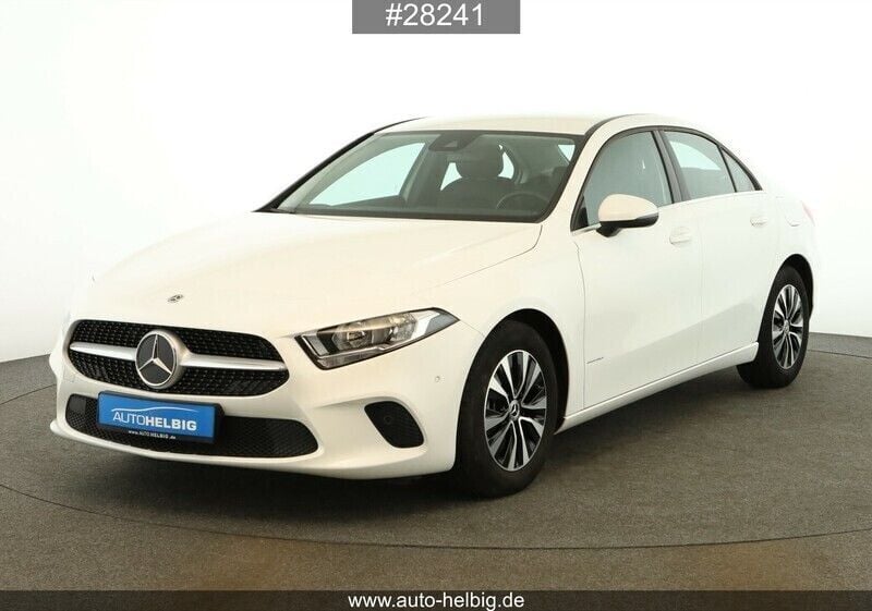 Weiß Gebraucht 2022 Mercedes A200 Style Kleinwagen | 25.880 € (Guter Preis) - Bild 1/4