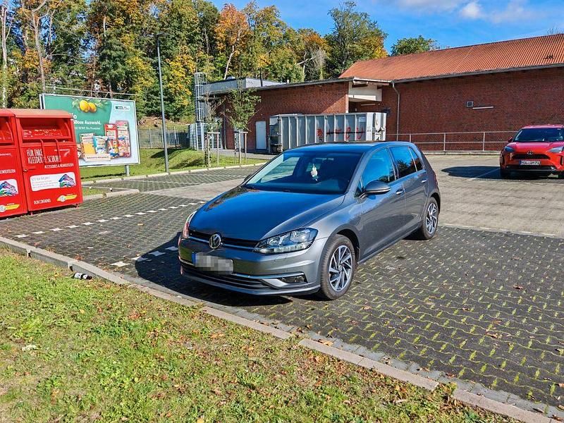 Grau Gebraucht 2017 VW Golf VII Sound Limousine | 10.950 € (Guter Preis) - Bild 1/4