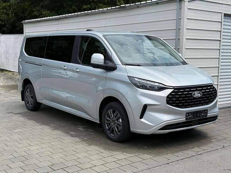 Moondustsilber metallic Neu 2025 Ford Tourneo Custom Titanium Van / Kleinbus | 51.190 € (Superpreis) - Bild 1/4