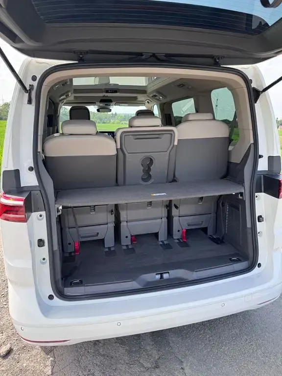 Gebraucht VW Multivan Life 150 PS (110 kW) 2023 Weiß Van / Kleinbus