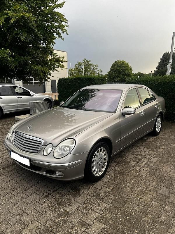 Silber Gebraucht 2004 Mercedes E280 Limousine | 5.500 € (Guter Preis) - Bild 1/4