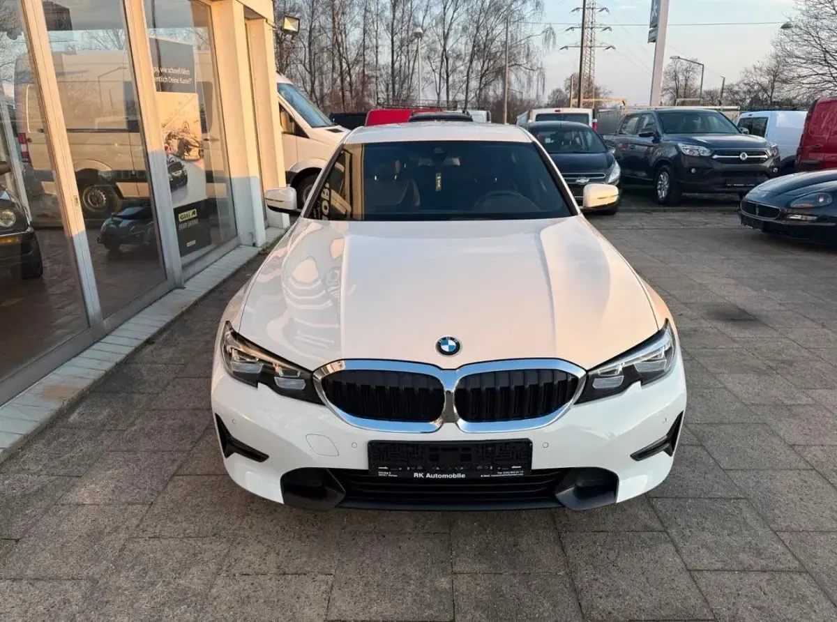 Gebraucht BMW 330 Sport Line 258 PS (189 kW) 2019 Weiß Limousine
