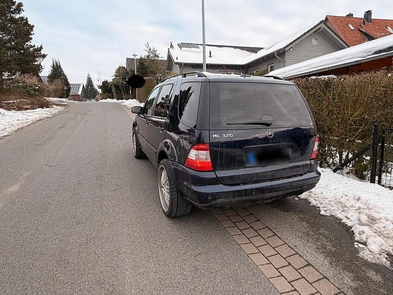 Gebraucht Mercedes ML320 230 PS (169 kW) 2002 Blau SUV
