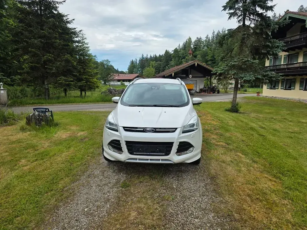 Gebraucht Ford Kuga Individual 179 PS (131 kW) 2015 Weiß SUV