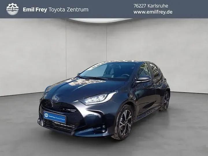 Mysticschwarz mica Neu 2025 Toyota Yaris Hybrid Comfort Limousine | 24.690 € - Bild 1/4