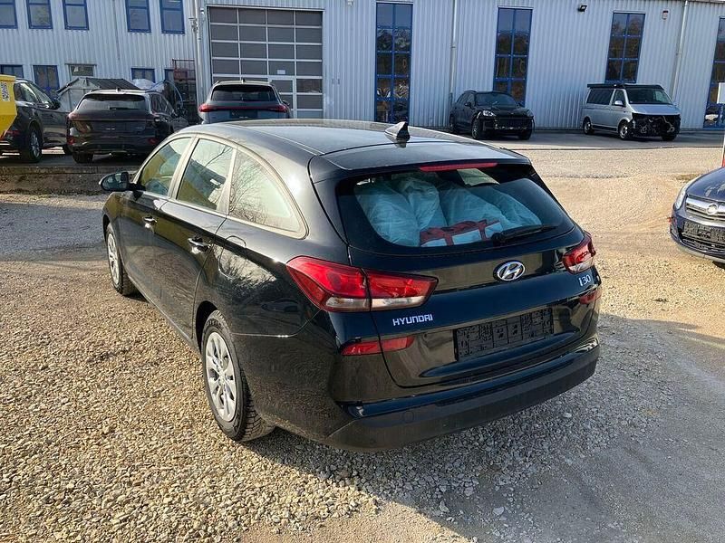 Gebraucht Hyundai i30 Passion 99 PS (72 kW) 2018 Schwarz Kombi