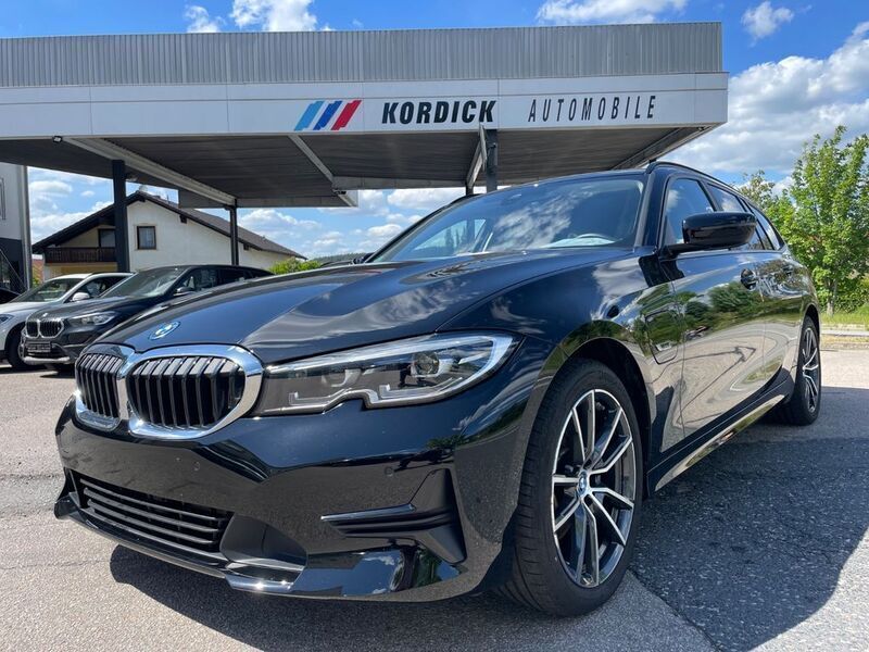 Schwarz Gebraucht 2022 BMW 320 Sport Line Kombi | 27.990 € (Superpreis) - Bild 1/4