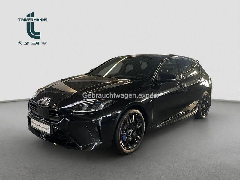 black saphire (metallic) Gebraucht 2025 BMW M135 Kleinwagen | 38.950 € (Superpreis) - Bild 1/4