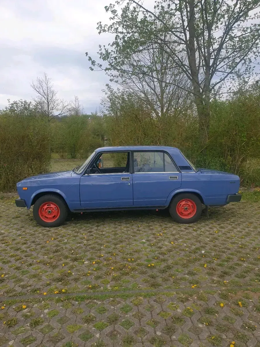 Second-hand Lada 2105 65 CP (47 kW) 1990 Albastru Berlinǎ