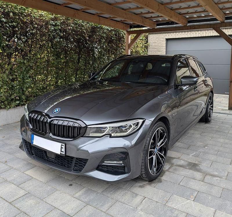 Grau Gebraucht 2022 BMW 330e M Sport Kombi | 32.190 € (Guter Preis) - Bild 1/4