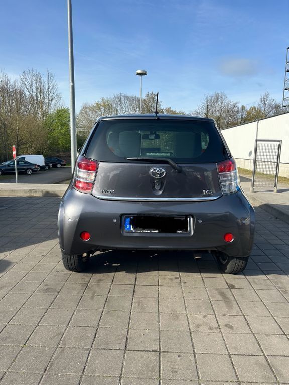Grau Gebraucht 2010 Toyota iQ Kleinwagen | 4.499 € (Guter Preis) - Bild 1/4
