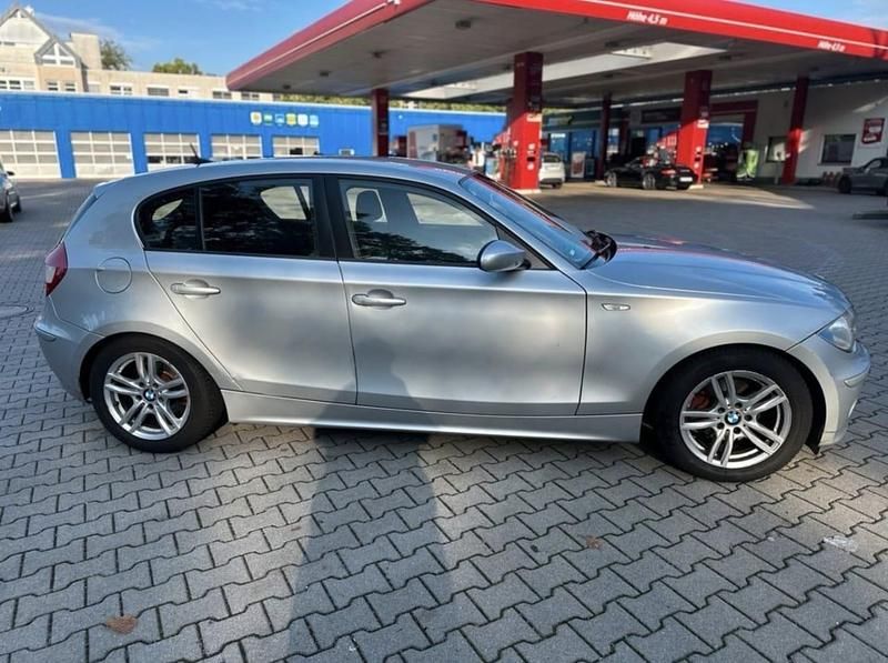 Grau Gebraucht 2005 BMW 116 Kleinwagen | 3.200 € (Fairer Preis) - Bild 1/4