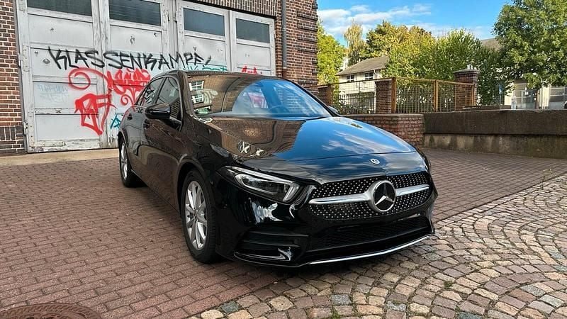 Schwarz Gebraucht 2020 Mercedes A180 AMG line Limousine | 21.500 € (Superpreis) - Bild 1/4