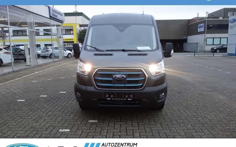 Grau Gebraucht 2022 Ford E-Transit Trend Van | 43.879 € (Teuer) - Bild 1/4