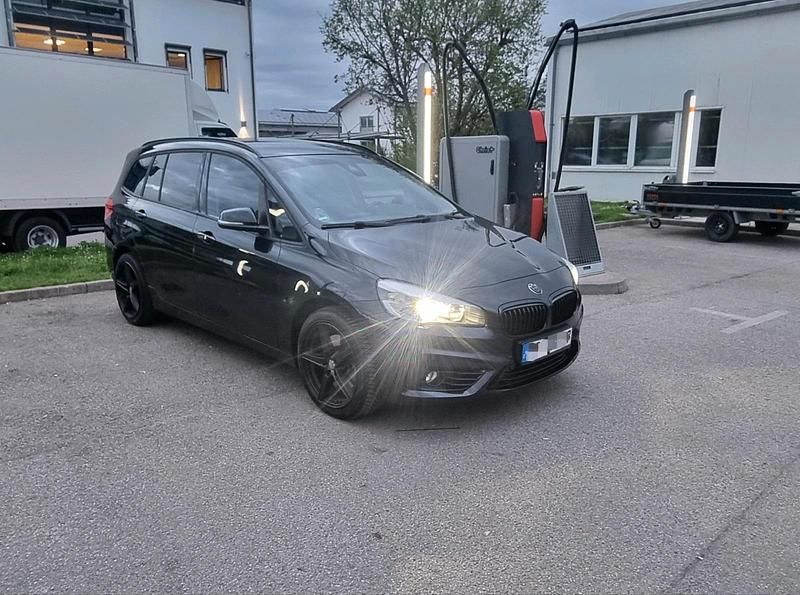 Schwarz Gebraucht 2015 BMW 220 Van / Kleinbus | 15.000 € (Fairer Preis) - Bild 1/4