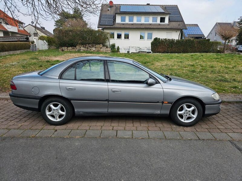 Silber Gebraucht 1995 Opel Omega Limousine | 1.600 € - Bild 1/4