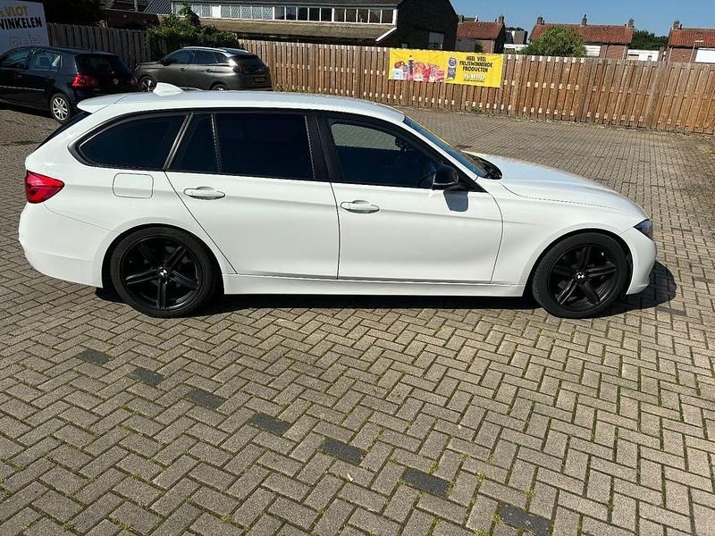 Weiß Gebraucht 2015 BMW 316 Performance Kombi | 7.600 € (Fairer Preis) - Bild 1/4