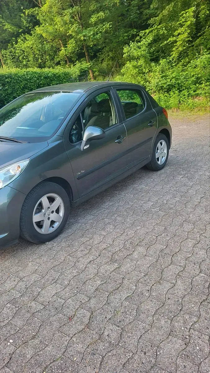 Gebraucht Peugeot 207 75 PS (55 kW) 2008 Grau Kleinwagen