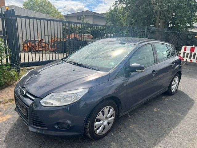 Grau Gebraucht 2011 Ford Focus Trend Limousine | 2.500 € (Superpreis) - Bild 1/4