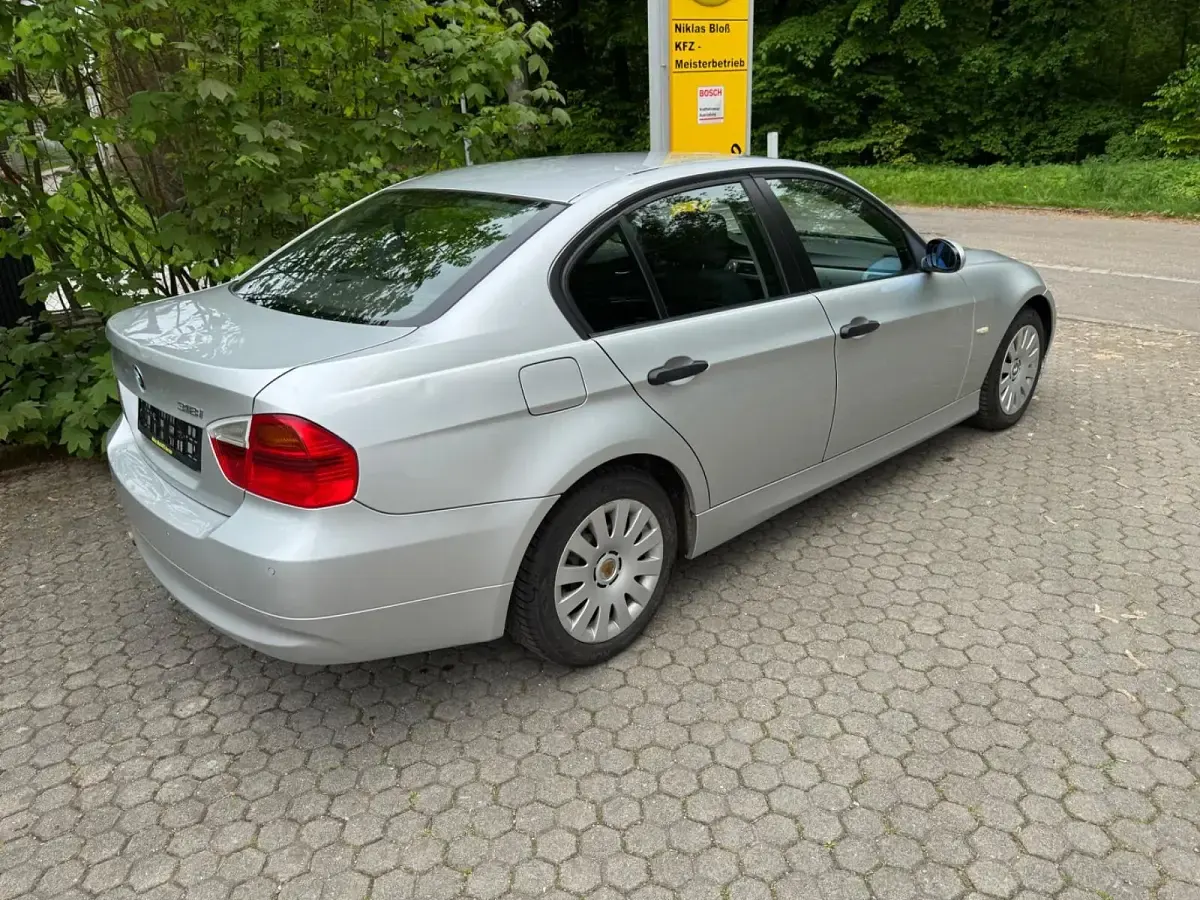 Gebraucht BMW 318 Basis 129 PS (94 kW) 2005 Silber Limousine