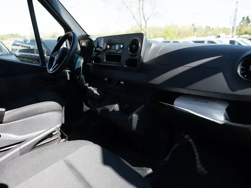 Używany Mercedes Sprinter 170 KM (125 kW) 2022 Czarny Van