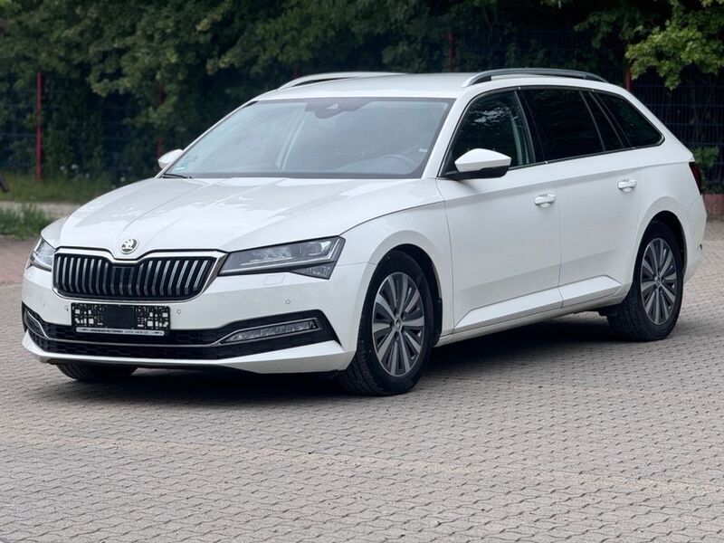 Bila candy/candyweiss Gebraucht 2021 Skoda Superb Kombi | 17.900 € (Guter Preis) - Bild 1/4