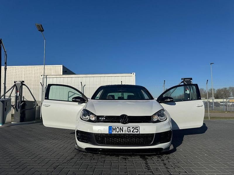 Weiß Gebraucht 2011 VW Golf VI Edition Limousine | 8.699 € (Fairer Preis) - Bild 1/4