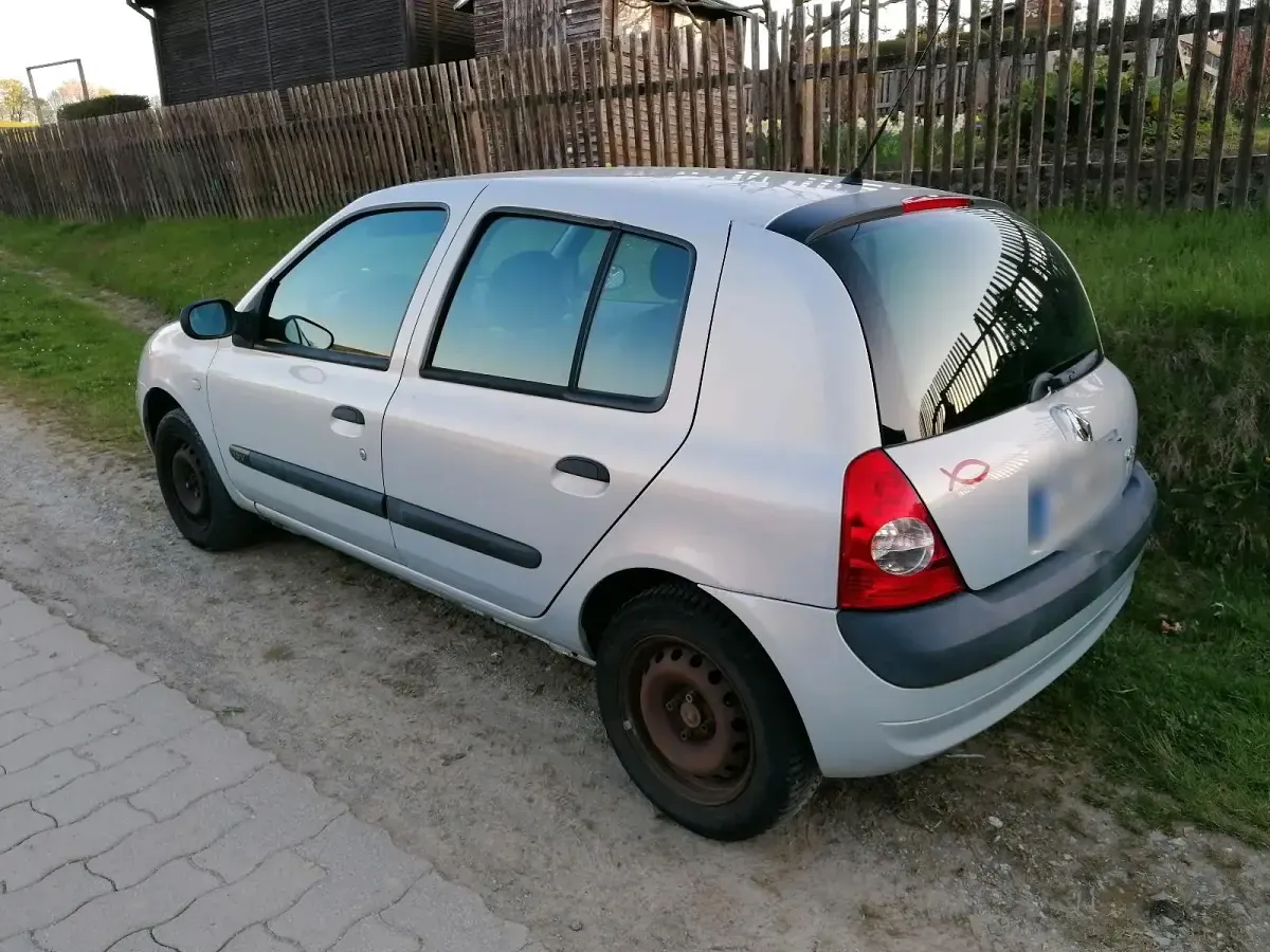 Second-hand Renault Clio II 75 CP (55 kW) 2004 Argintiu Hatchback